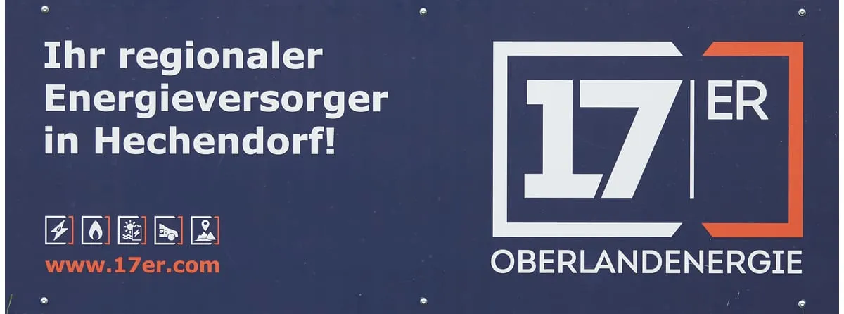 Bandenwerbung der 17ER Oberlandenergie mit dem Schriftzug „Ihr regionaler Energieversorger in Hechendorf“