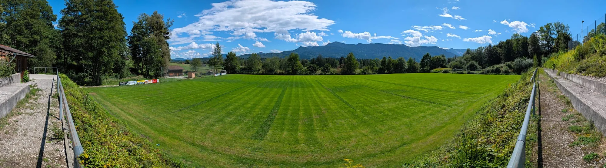 Panoramablick über den gesamten Fußballplatz, aufgenommen von der Zuschauertribüne aus