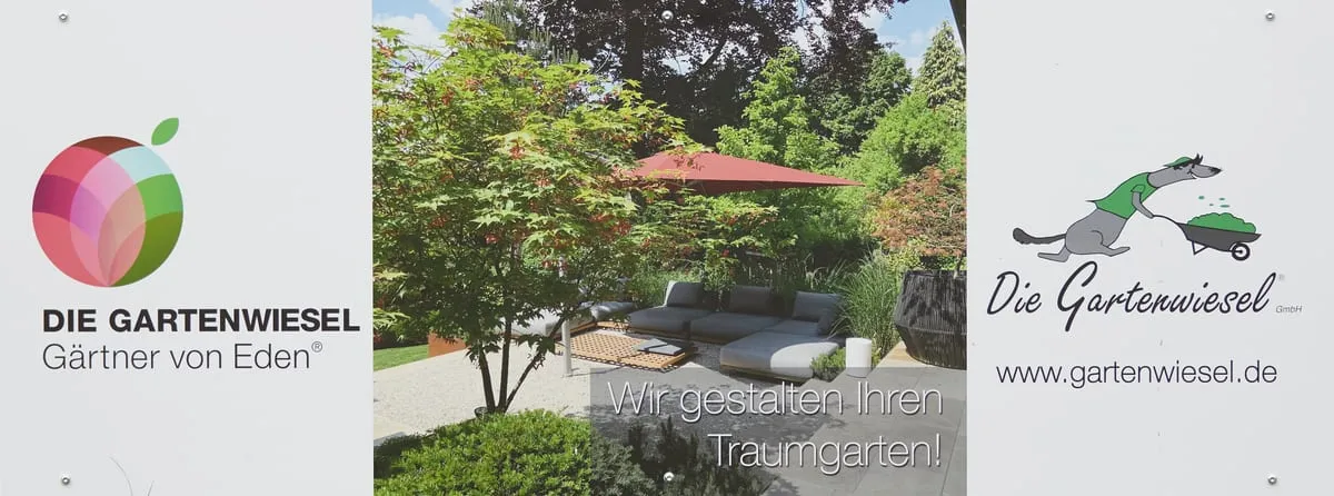 Bandenwerbung der Gartenwiesel mit dem Foto einer Gartenterrasse unter einem Sonnenschirm
