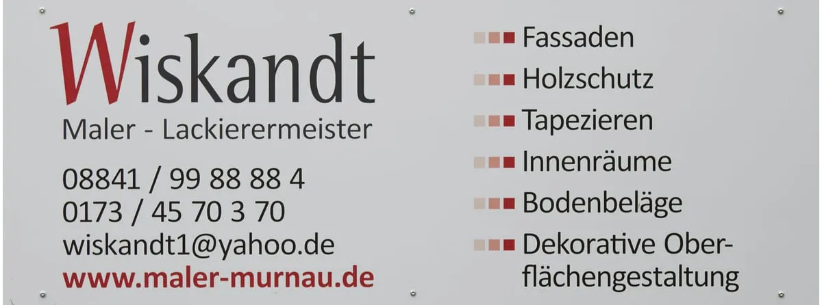 Bandenwerbung des Malerbetriebs Wiskandt mit einer Liste der Leistungen von Fassaden bis Bodenbelägen